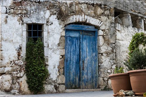 Oude vervallen blauwe deur en raam, old dilapidated blue door and window
