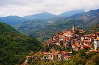 Italiaans bergdorp tussen de bergen . van Brian Morgan thumbnail