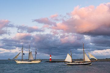 Pier toren en zeilschepen op de Oostzee tijdens de Hanse Sai van Rico Ködder