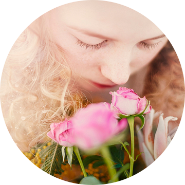 SA11979202 Jonge vrouw snuift geur op van bos rozen van BeeldigBeeld Food & Lifestyle