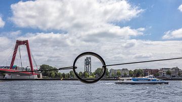 Het passeren van de Prins-Willem Alexanderbrug Rotterdam van Rick Van der Poorten