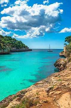 Idyllische Bucht mit Boot an der Küste von Cala Santanyi auf Mallorca von Alex Winter