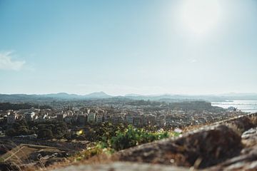 Corfu Stad met blauwe lucht | Reisfotografie | Griekenland, Europa van Sanne Dost