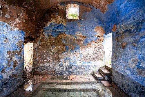 Spa bleu abandonné.