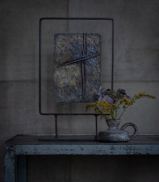 Stillleben mit Relief und Vase von Caroline Martinot