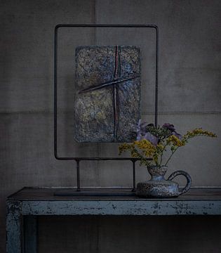 stilleven met relief en vaasje