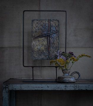 Nature morte avec relief et vase sur Caroline Martinot