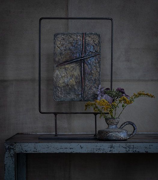 Nature morte avec relief et vase par Caroline Martinot