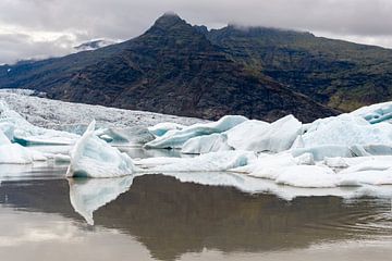 Weerspiegeling op een gletsjermeer in IJsland van Linda Schouw