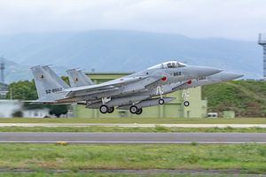 Take-off 2 Japanse McDonnell Douglas F-15 Eagles. van Jaap van den Berg