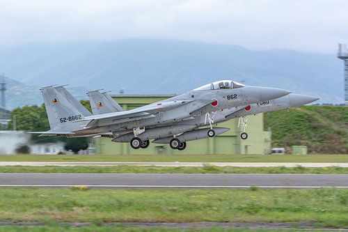 Take-off 2 Japanse McDonnell Douglas F-15 Eagles.