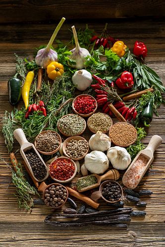 Épices et herbes fraîches sur une table en bois rustique