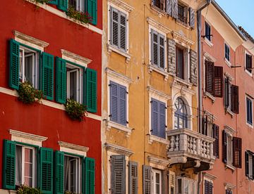 Kleurrijke huisgevels in de stad Rovinj in Kroatië van Animaflora PicsStock