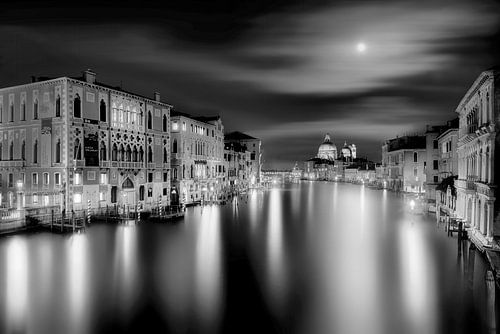 Nacht met volle maan boven het Canal Grande in Venetië.