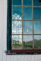 Durch ein Kirchenfenster auf Island spähen
