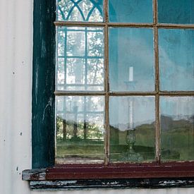 Durch ein Kirchenfenster auf Island spähen von Tom Rijpert