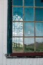 Durch ein Kirchenfenster auf Island spähen von Tom Rijpert Miniaturansicht