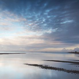 Reflection on wet sand sur Klaas Hollebeek