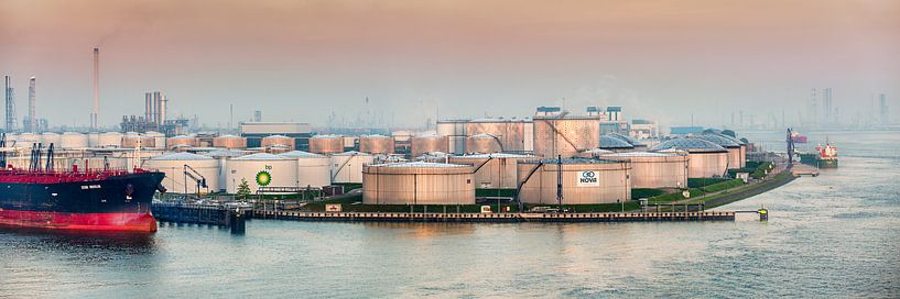 BP olie opslag in Rotterdamse haven van Frans Lemmens