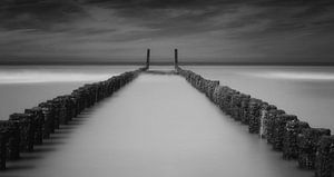 Zeel met paalhoofden en lange sluitertijd ,zeeland van Saskia Dingemans Awarded Photographer