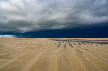 Zonsopgang op het strand van Texel met een naderende onweerswolk