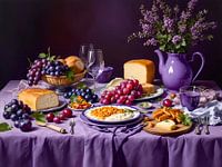 Paarse tafel met druiven, kaas en bloemen – luxe modern stilleven