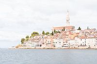 Ville côtière avec des maisons aux couleurs pastel et un clocher d'église