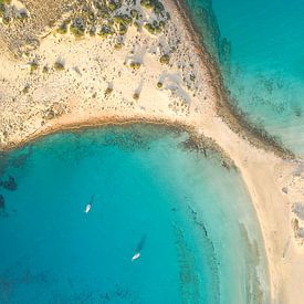 Mediterraan strand met zeilboten van Bram Conings