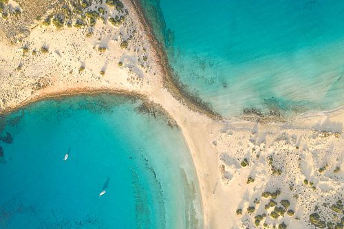 Mediterraan strand met zeilboten