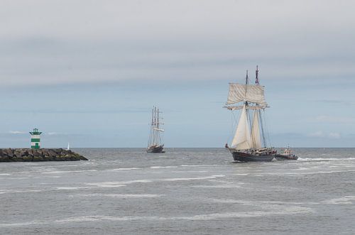 Zeilboot komt aan in de haven van Leo Leliveld