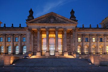 Berlijn Reichstag gebouw in de schemering