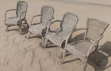 strandstoelen, der strandkorbe, beach-chairs van Yvonne de Waal Malefijt