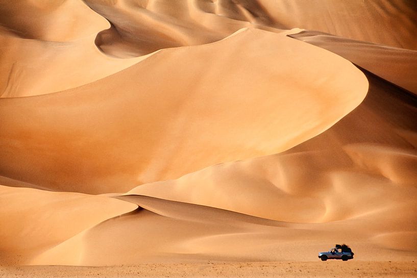 Sahara woestijn. 4x4 auto bij zandduinen van Frans Lemmens