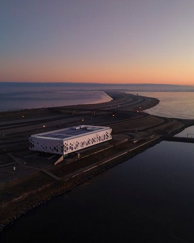 Waddencentrum Afsluitdijk bij avondschemer