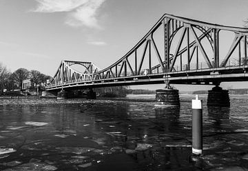 Le pont Glienicke en noir et blanc en hiver
