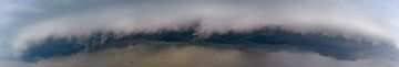 Nuage Arcus avec le tonnerre et la foudre se déplaçant rapidement à l'avant d'un front de rafale sur Sjoerd van der Wal Photographie