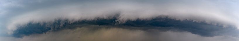 Nuage Arcus avec le tonnerre et la foudre se déplaçant rapidement à l'avant d'un front de rafale par Sjoerd van der Wal Photographie