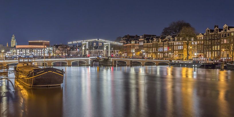 Skinny Bridge und der Fluss Amstel in Amsterdam am Abend - 5 von Tux Photography