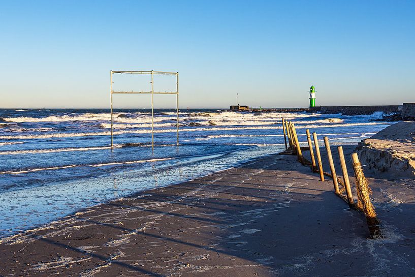 Wellen und Molenturm an der Küste der Ostsee in Warnemünde von Rico Ködder