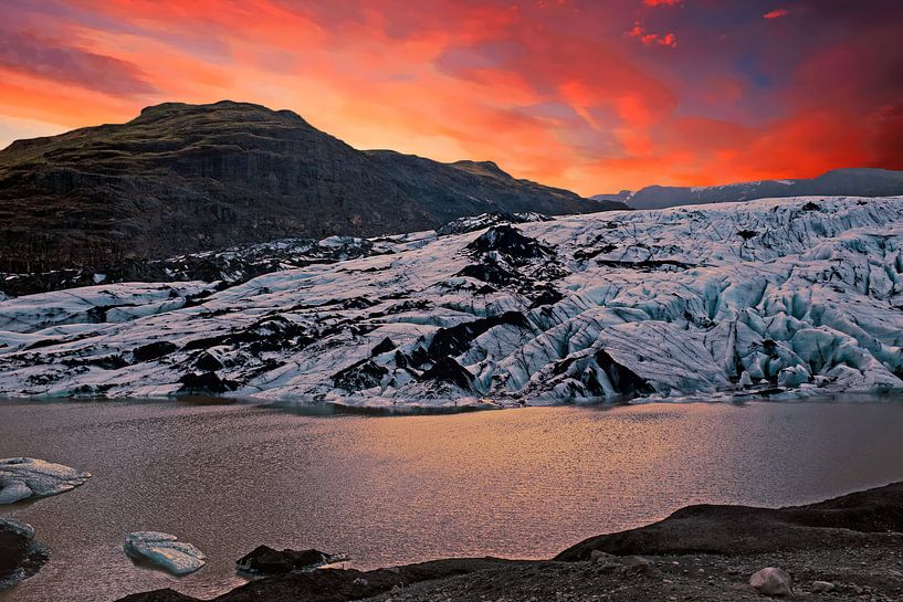 Solheimajokull gletsjer op IJsland bij zonsondergang by Eye on You