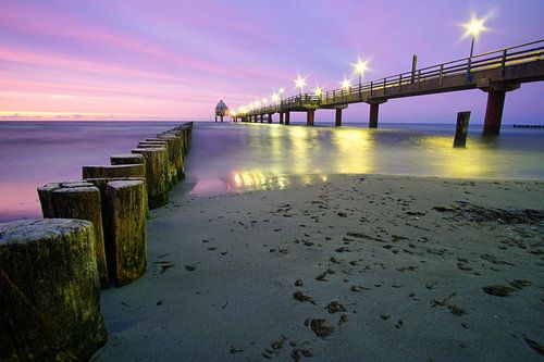 De pier van Zingst, die zich uitstrekt in zee en aan het eind een duikgondel heeft.