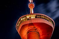 Euromast in detail, oranje gekleurd