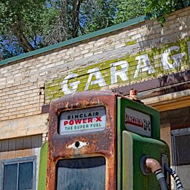 Old gas pump and garage in Arizona by Willem van Holten