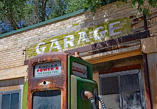 Ancienne pompe à essence et garage en Arizona