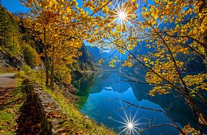 Les étoiles du soleil dans le lac de Gosau