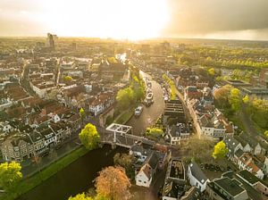 Luftaufnahme der Stadt Zwolle während eines Sonnenuntergangs im Frühling