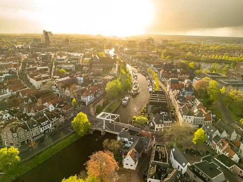 Luchtfoto van Zwolle tijdens een ondergaande lentezon