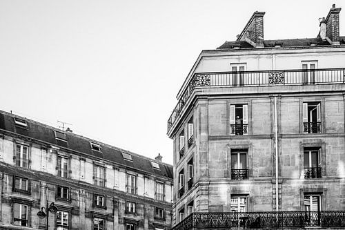 Detailfoto in zwart wit van gevels in Parijs