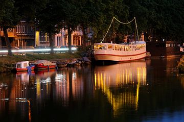 Culture Boat aan Wittevrouwensingel in Utrecht van Donker Utrecht