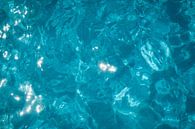 Helder blauwe zeewater van het prachtige eiland Ibiza van Diana van Neck Photography thumbnail